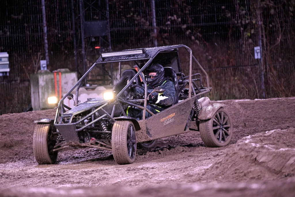 Buggy fährt durch ein schlammiges Offroad-Gelände
