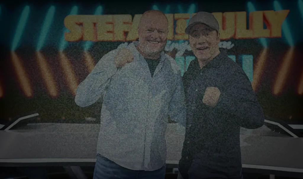 Zwei Männer mit geballten Fäusten vor dem Logo von „Stefan & Bully gegen irgendson Schnulli“ (abgedunkelt)