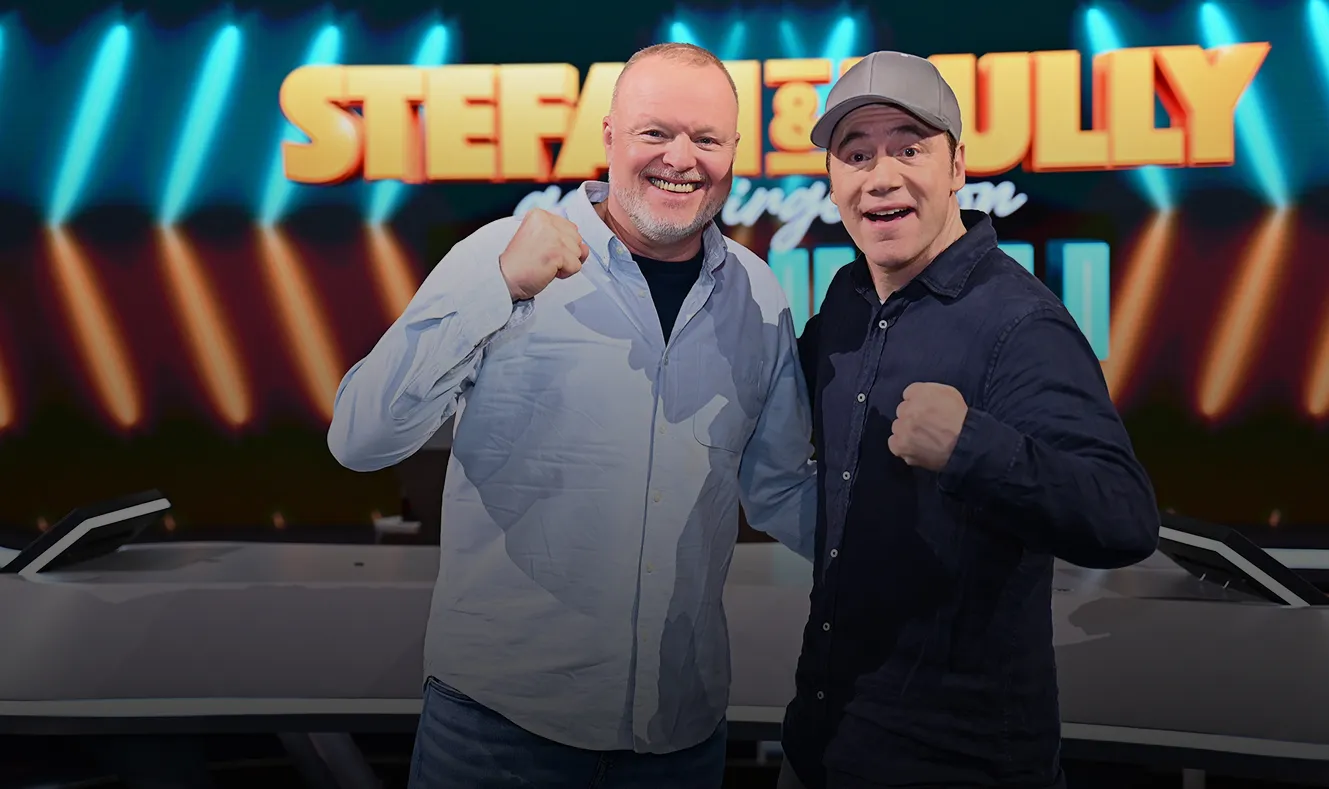 Zwei Männer mit geballten Fäusten vor dem Logo von „Stefan & Bully gegen irgendson Schnulli“