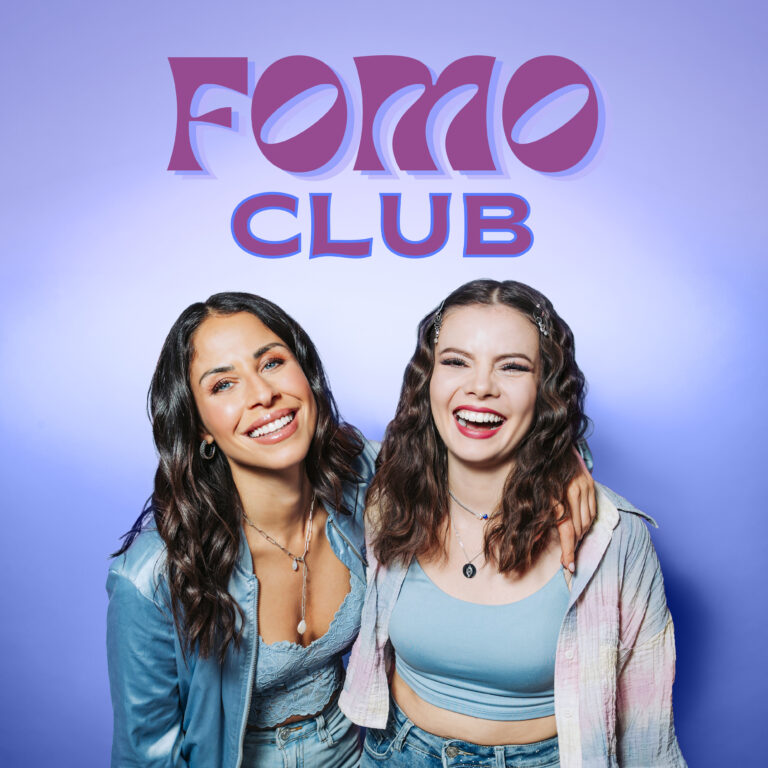 Cover des Podcasts „FOMO Club“: zwei lachende Frauen vor lila Hintergrund