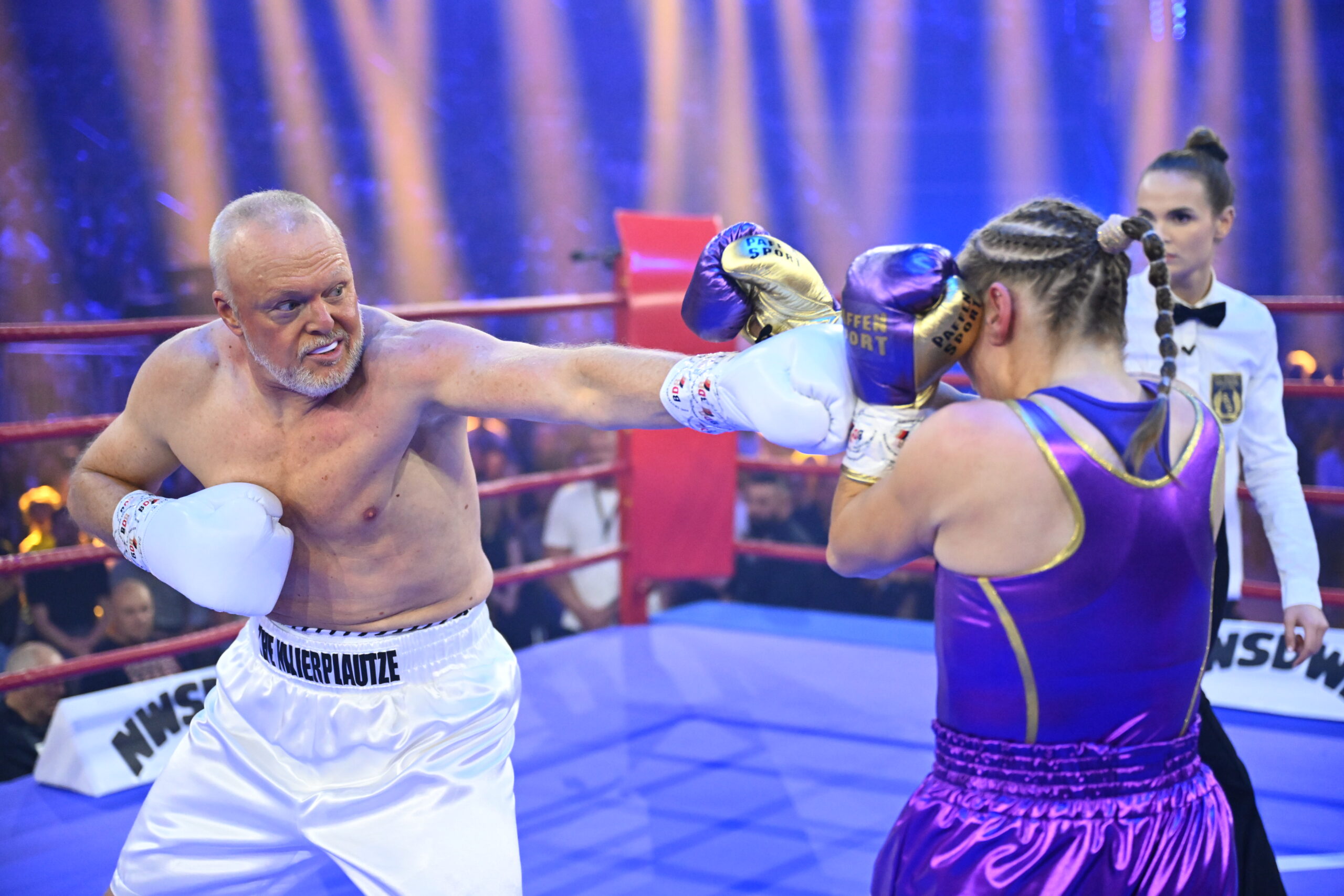 Boxkampf im Ring vor Publikum