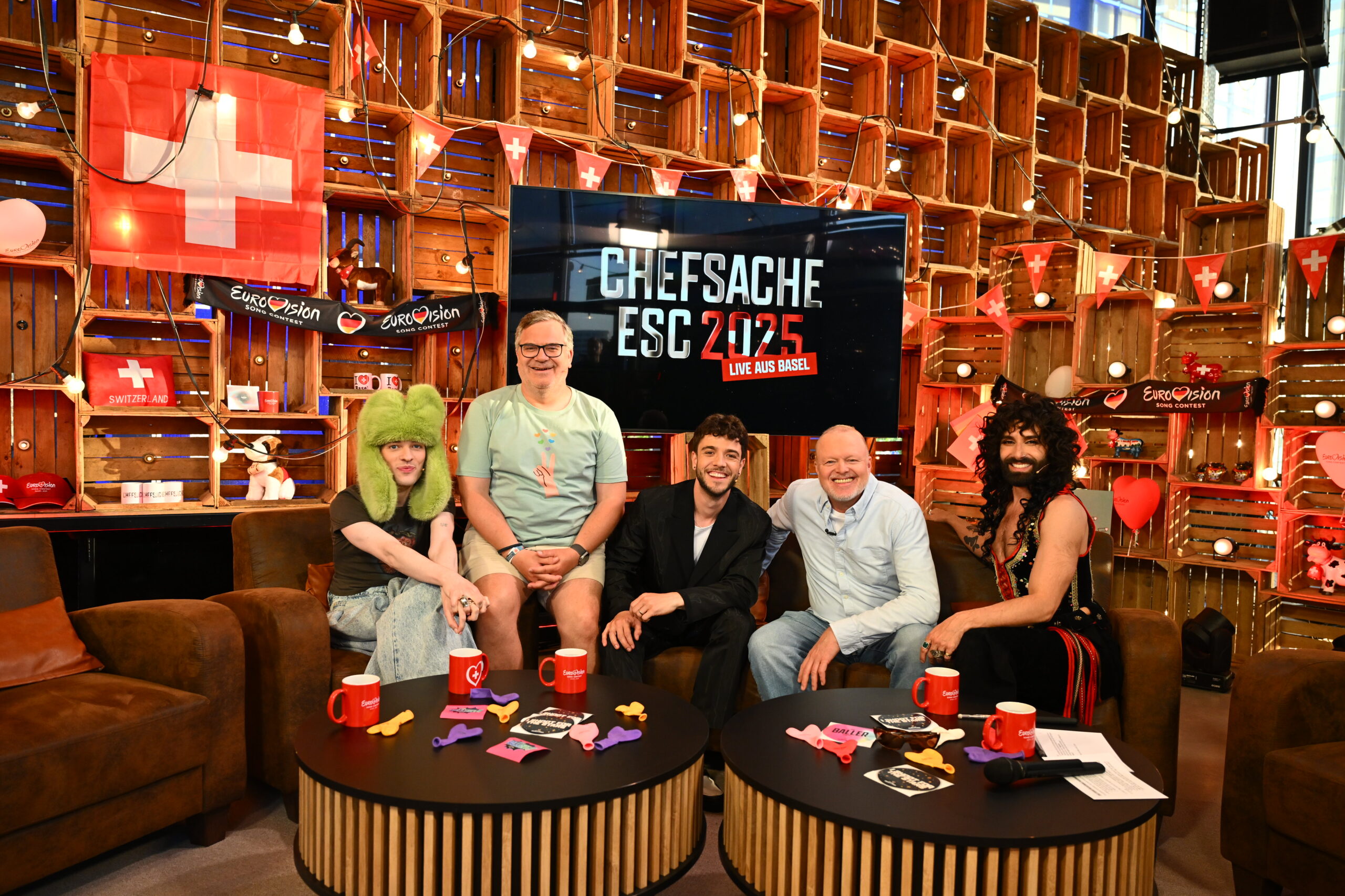 Gäste auf Sofas im Studio von „Chefsache ESC 2025“