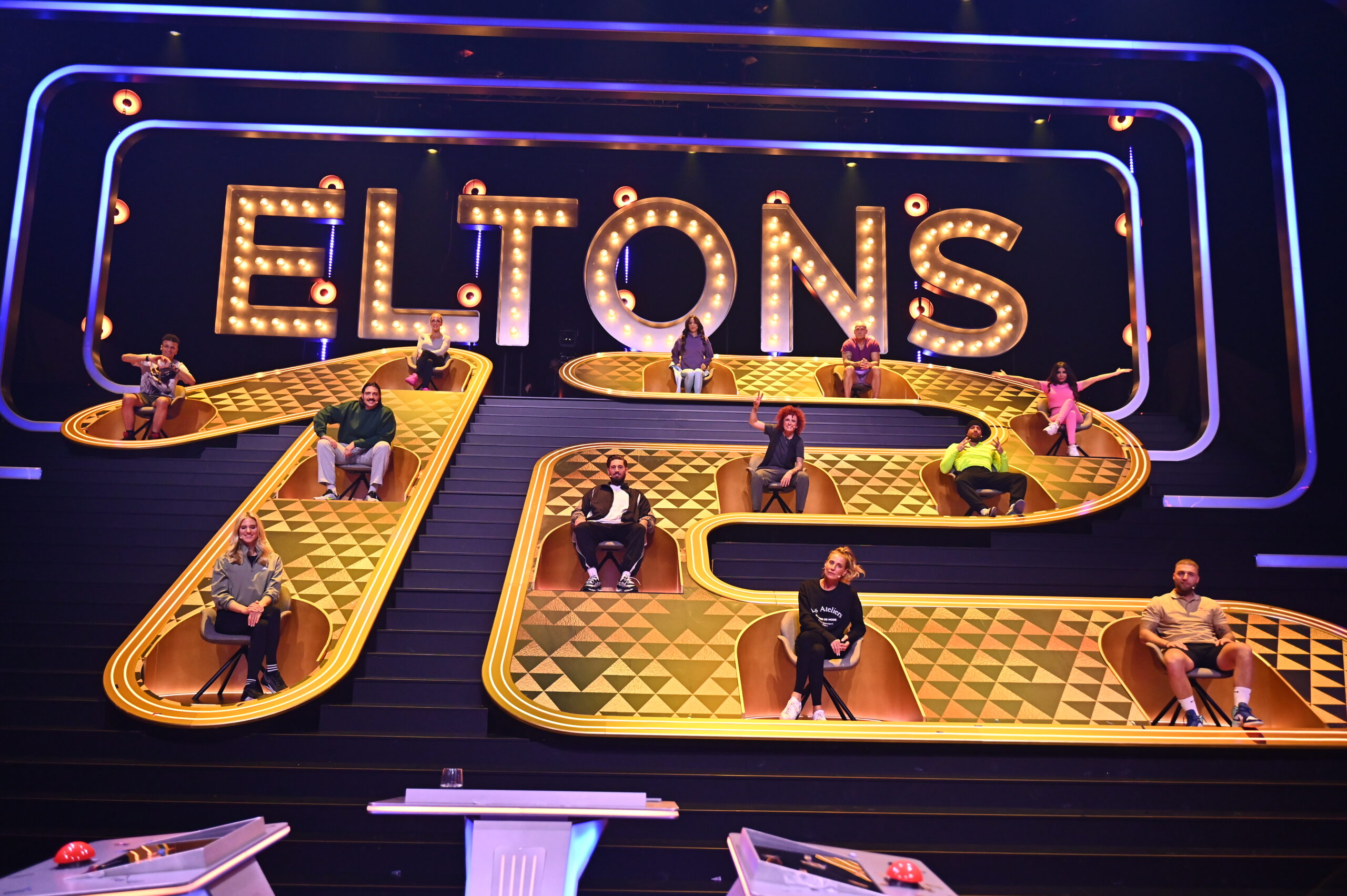 Studio der Show „Elton’s 12“ mit großer leuchtender 12 im Boden