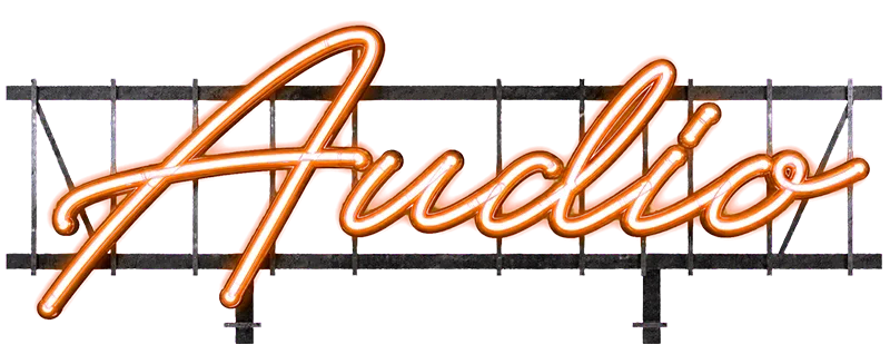 Neon-Schriftzug „Audio“ auf Metallgerüst