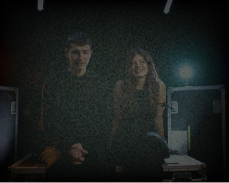 Zwei Personen vor Flightcases im Studio – Teaserbild Refactual