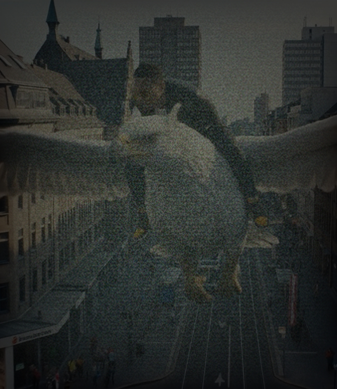 Fotomontage: Mann reitet auf einer riesigen Möwe über eine Stadtstraße – Teaserbild RE:CREATE