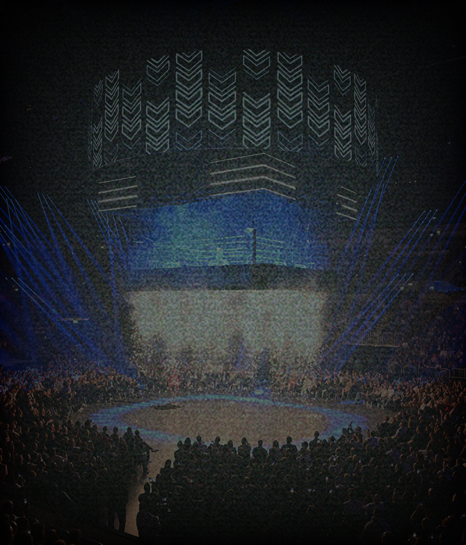 Voll besetzte Arena mit Bühnenbeleuchtung – Teaserbild RE:LIVE