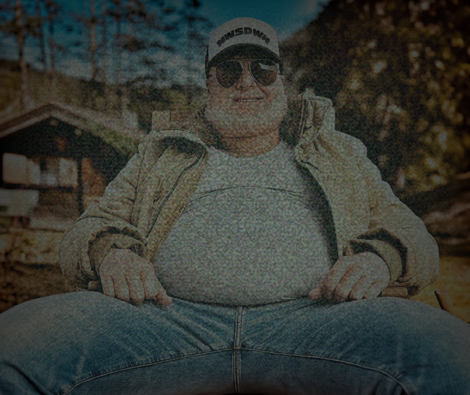 Mann mit Kappe und Sonnenbrille sitzt entspannt im Freien – Teaserbild RE:POST