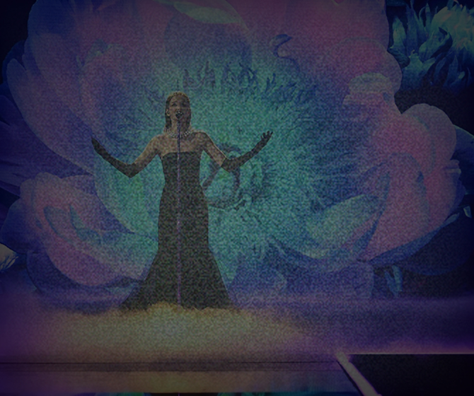 Sängerin im Abendkleid vor großer Blüten-Projektion – Teaserbild Raab Music